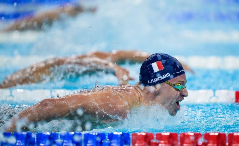 JO PARIS 2024 – LE ROI LÉON MARCHAND CHAMPION OLYMPIQUE DU 200M PAPILLON AVEC RECORD OLYMPIQUE !