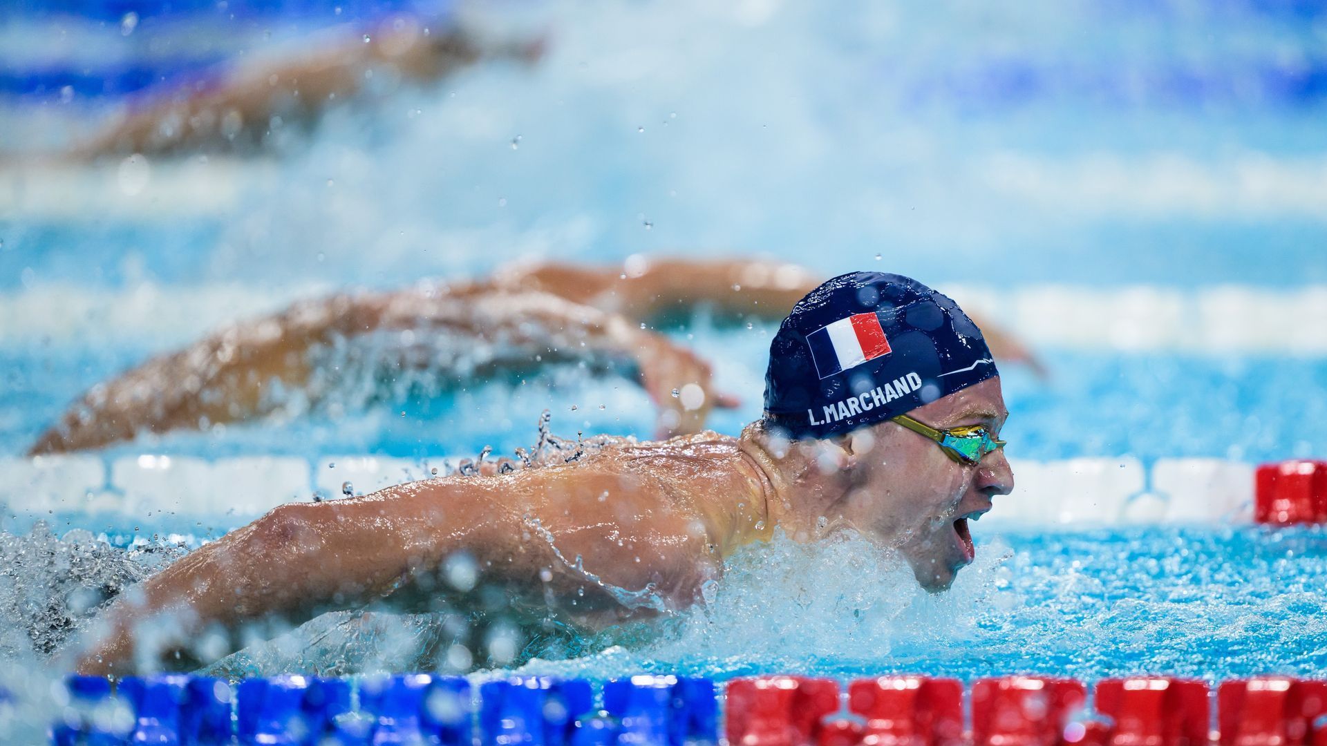 JO PARIS 2024 – LE ROI LÉON MARCHAND CHAMPION OLYMPIQUE DU 200M PAPILLON AVEC RECORD OLYMPIQUE !